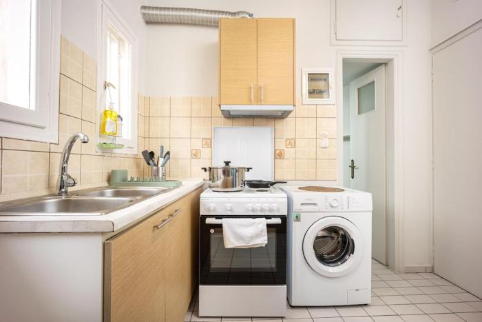 sunny cozy 3bd apt just a min away to acropolis