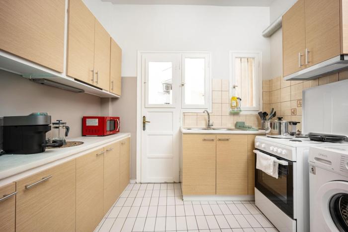 sunny cozy 3bd apt just a min away to acropolis