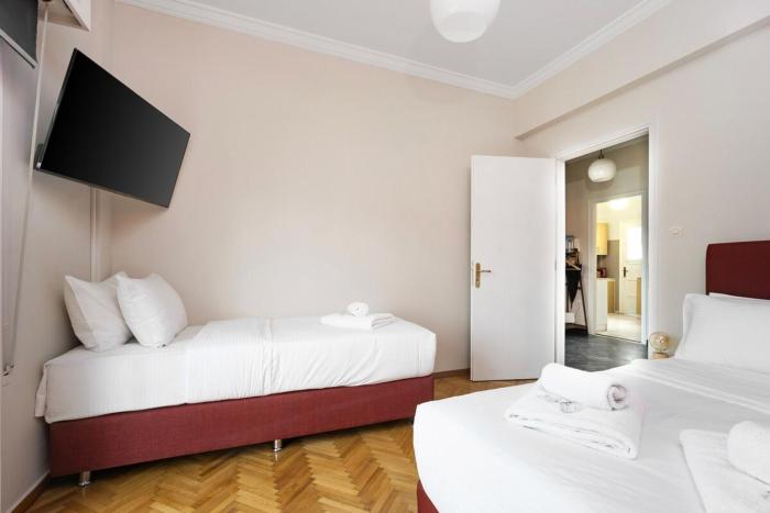 sunny cozy 3bd apt just a min away to acropolis