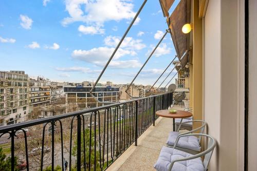 sunny cozy 3bd apt just a min away to acropolis
