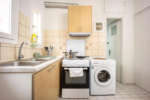 sunny cozy 3bd apt just a min away to acropolis