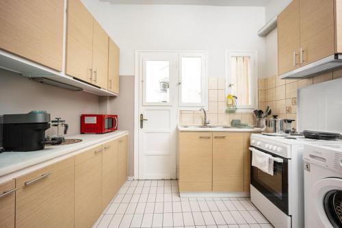 sunny cozy 3bd apt just a min away to acropolis
