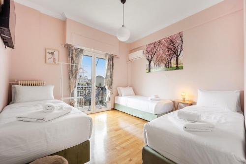 sunny cozy 3bd apt just a min away to acropolis