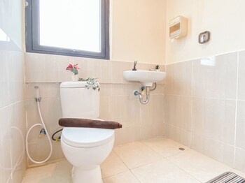 Cozy And Trendy 2Br Apartment Meikarta,,2 star