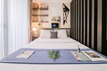strategic studio at apartment collins boulevard