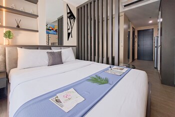 strategic studio at apartment collins boulevard