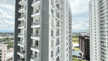 brown accent 2br at apartment casa de parco