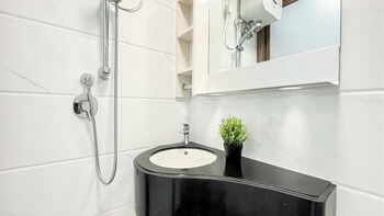Comfortable Studio At Apartment Sky House Bsd,,2 star
