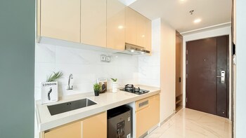 Warm Tone Studio At Sky House Bsd Apartment,,2 star