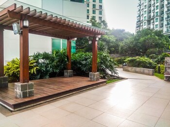 modern 2br with service room apartment woodland park residence