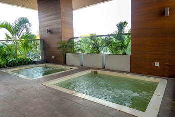 scenic and modern studio at apartment capitol suites