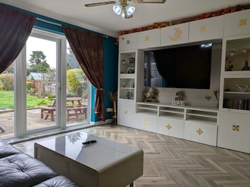 central large house close to heathrow
