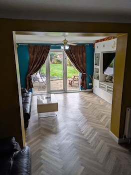 central large house close to heathrow