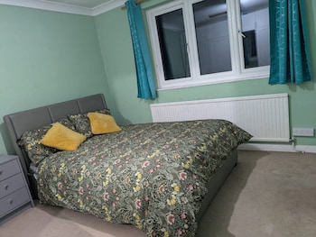 Central Large House Close To Heathrow,,2 star
