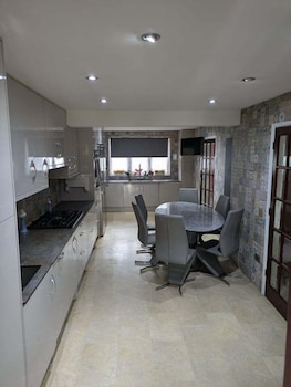 Central Large House Close To Heathrow,,2 star