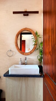 Chique Shanti Villa,,2 star