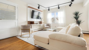 prime luxe 3 br nyc free parking