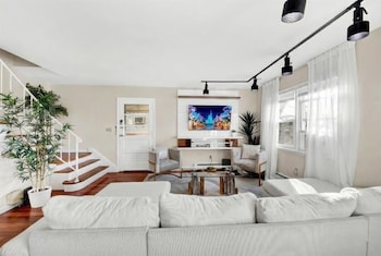 prime luxe 3 br nyc free parking