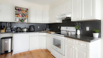 Prime Luxe 3-Br Nyc - Free Parking,,2 star