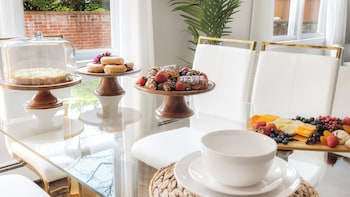 Prime Luxe 3-Br Nyc - Free Parking,,2 star