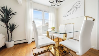 Prime Luxe 3-Br Nyc - Free Parking,,2 star