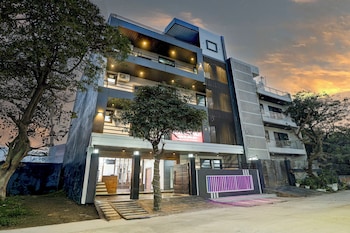 the grand corporate inn near sector 52 metro station