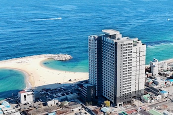 plott the one sokcho xiella the beach