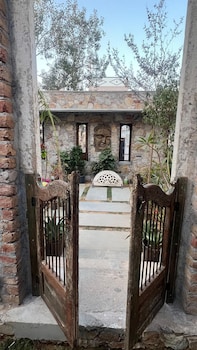 First Courtyard,,3 star