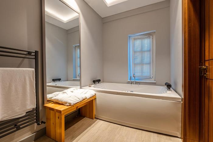 get royal suits spa