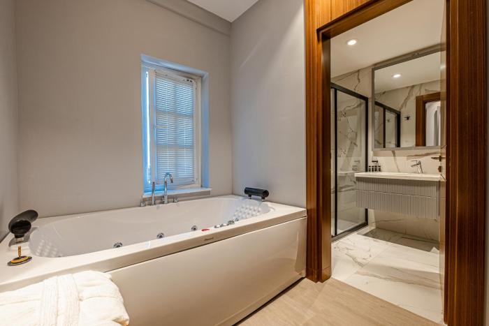 get royal suits spa
