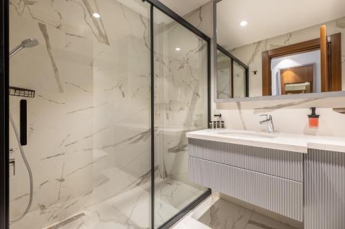 get royal suits spa
