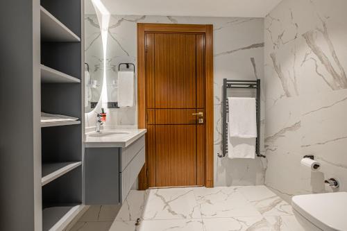 get royal suits spa