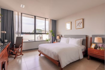 sazi parlia hotel free nails hairwash and airport