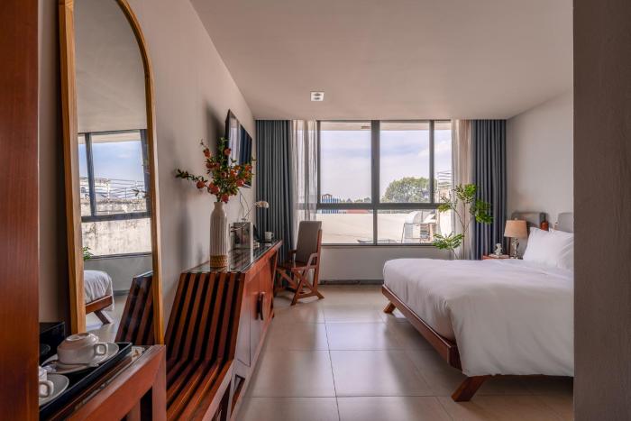 sazi parlia hotel free nails hairwash and airport