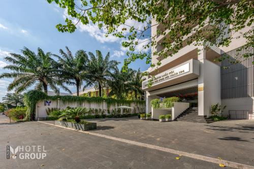 sazi parlia hotel free nails hairwash and airport