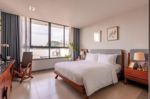 sazi parlia hotel free nails hairwash and airport