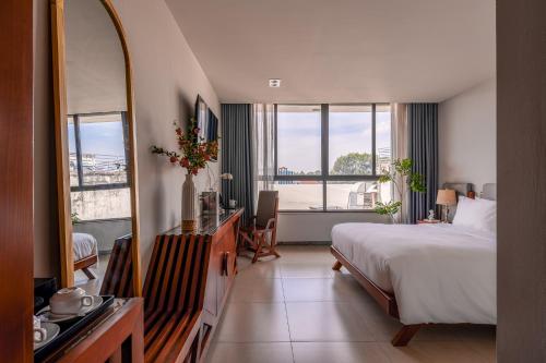 sazi parlia hotel free nails hairwash and airport