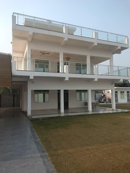 Shehnai Home's,,3 star