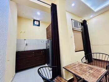 Samriddhi Studio Apartment,23 Old Delhi Gurugram Rd Westend Plaza,3 star