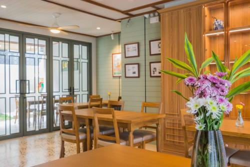 tuan hotel bangkok near wat arun