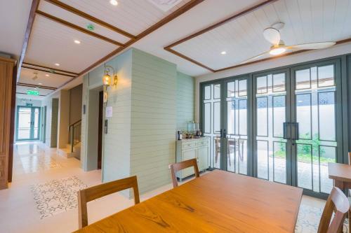 tuan hotel bangkok near wat arun