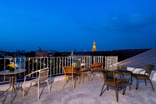 tuan hotel bangkok near wat arun