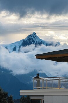 lostvilla deqin meri snow mountain