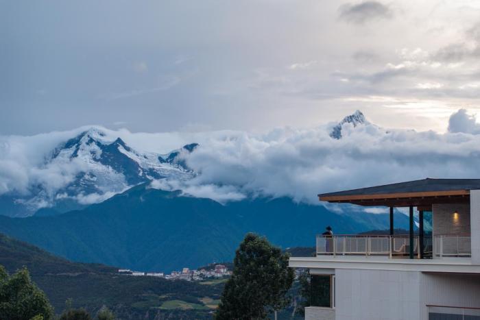 lostvilla deqin meri snow mountain