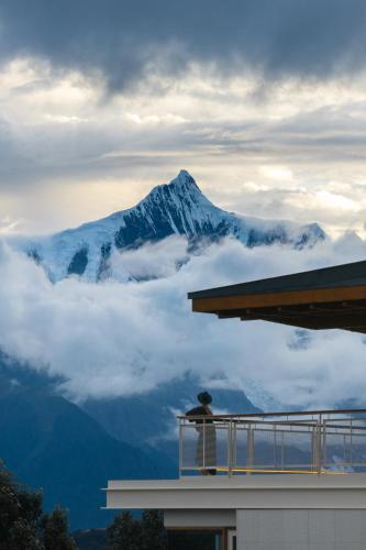 lostvilla deqin meri snow mountain