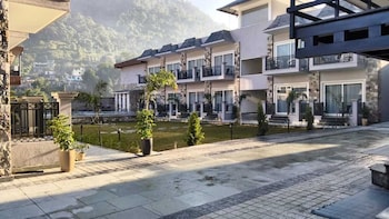 amritara chakra river resort