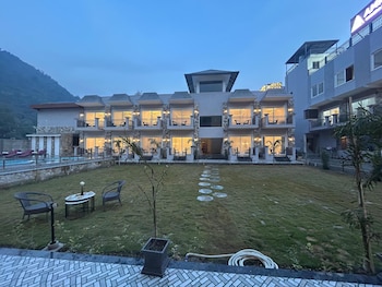 amritara chakra river resort