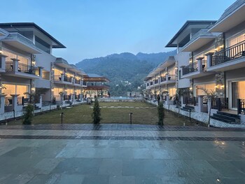 amritara chakra river resort