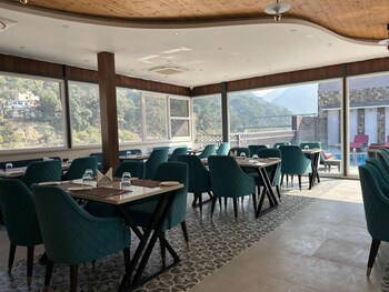 amritara chakra river resort