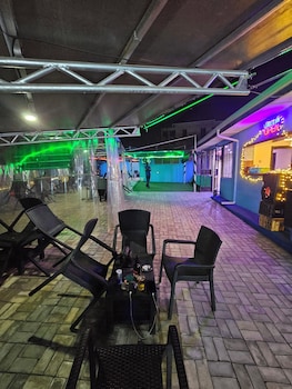 Top Nosh Lounge And Bar,,3 star